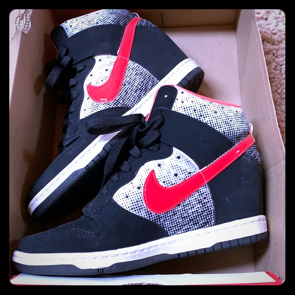 Women’s Dunk Sky Hi Sneaker Wedge - Size 8